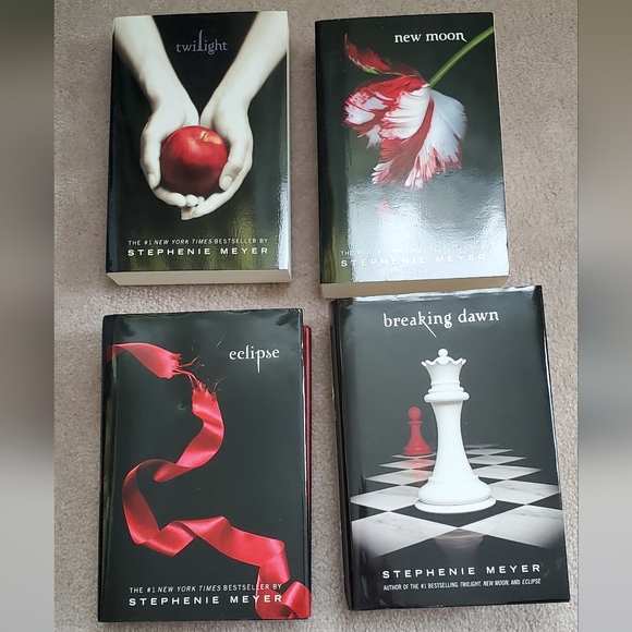 Twilight series books 4 Saga - Picture 2 of 6